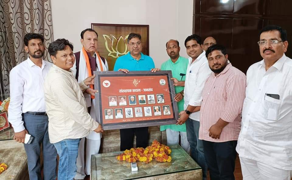 DrSatishPoonia's tweet photo. आज जनसंवाद केंद्र पर . . 
★ आमेर परिवार सहित प्रदेशभर से पधारे सभी सम्मानित जन की समस्या सुनी और त्वरित समाधान का प्रयास भी किया।
★ भाजपा परिवार के मेरे प्रियजनों से आत्मीय भेंट हुईं। https://t.co/R8kNE5kyOS