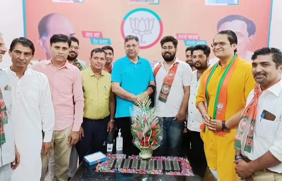 DrSatishPoonia's tweet photo. आज जनसंवाद केंद्र पर . . 
★ आमेर परिवार सहित प्रदेशभर से पधारे सभी सम्मानित जन की समस्या सुनी और त्वरित समाधान का प्रयास भी किया।
★ भाजपा परिवार के मेरे प्रियजनों से आत्मीय भेंट हुईं। https://t.co/R8kNE5kyOS