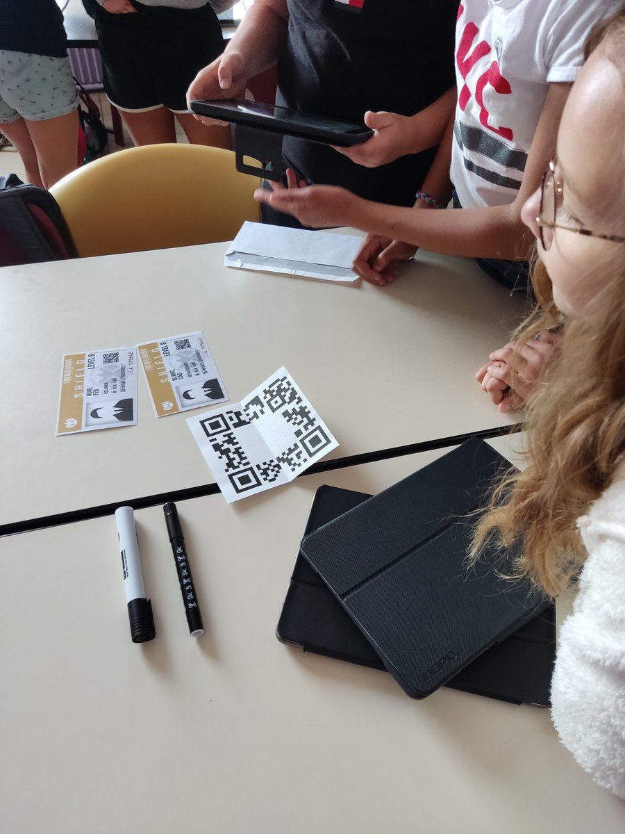 mikprofmat's tweet photo. Accueil des CM2 au @clg_E_Chatelet, un petit escape game pour se remuer les méninges, #coopération #numération #géométrie, l'occasion de découvrir le fonctionnement du collège et les futurs camarades. https://t.co/lrmVz1msho