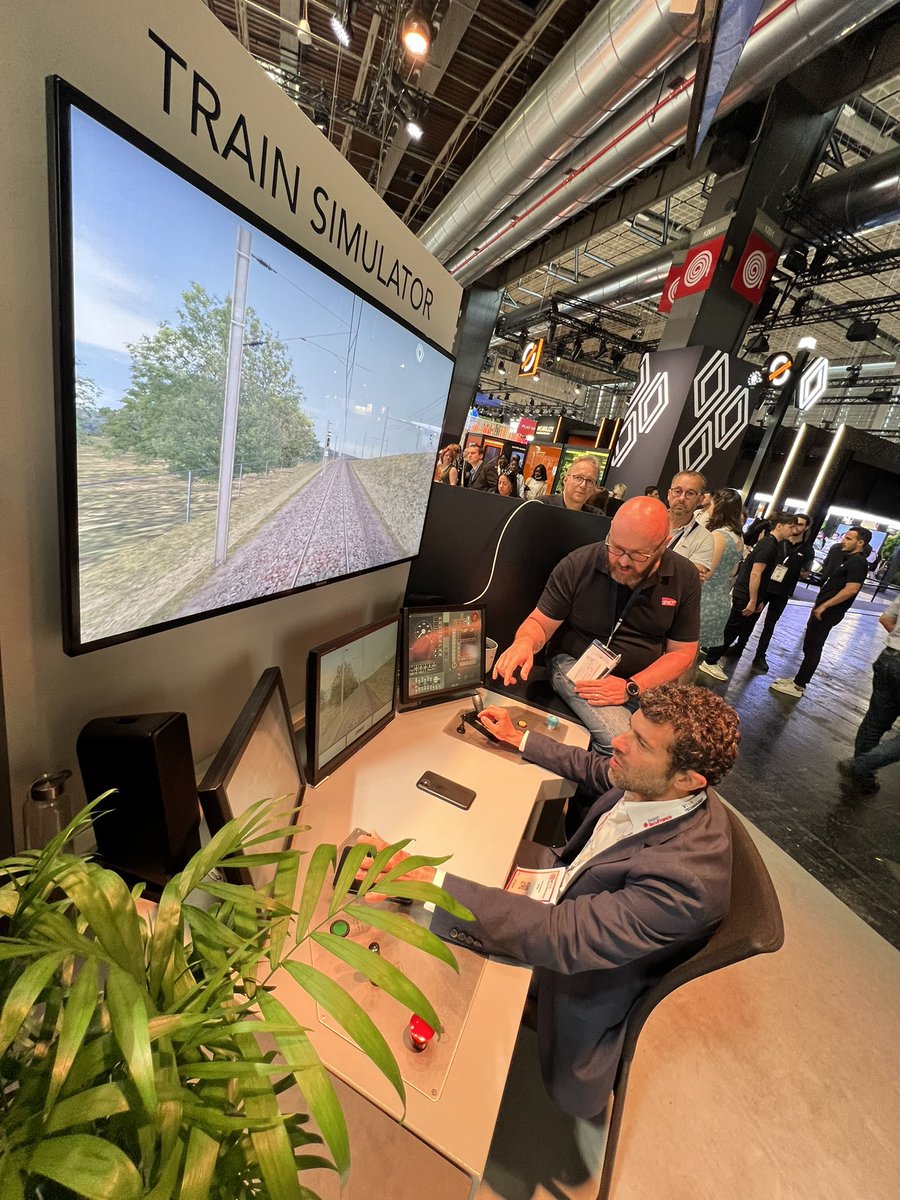 #VivaSNCF Au tour d’<a href="/AlexandreViros/">Alexandre Viros</a> Président <a href="/AdeccoGroupFR/">The Adecco Group FR</a> de prendre les commandes du simulateur de conduite. Toujours un plaisir de retrouver ceux qui ont participé à la #TransfoNum du <a href="/GroupeSNCF/">Groupe SNCF</a> 😉 #VivaTech