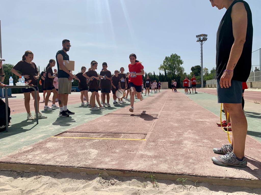 esclavasVLC's tweet photo. Continúan nuestras pruebas deportivas de #Atletismo bajo un sol asfixiante pero nuestros deportistas son muy GRANDES y están dando lo mejor de cada uno ¡¡FELICIDADES CAMPEONES!! 

#VIICopaACIvalencia2022 

#Asombrate  #SomosDeEsclavas       #EsclavasSeMueve #WOW #ColegiosEspaña https://t.co/3bHeNY83gX