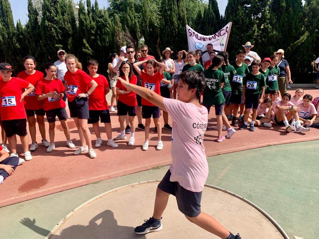 esclavasVLC's tweet photo. Continúan nuestras pruebas deportivas de #Atletismo bajo un sol asfixiante pero nuestros deportistas son muy GRANDES y están dando lo mejor de cada uno ¡¡FELICIDADES CAMPEONES!! 

#VIICopaACIvalencia2022 

#Asombrate  #SomosDeEsclavas       #EsclavasSeMueve #WOW #ColegiosEspaña https://t.co/3bHeNY83gX