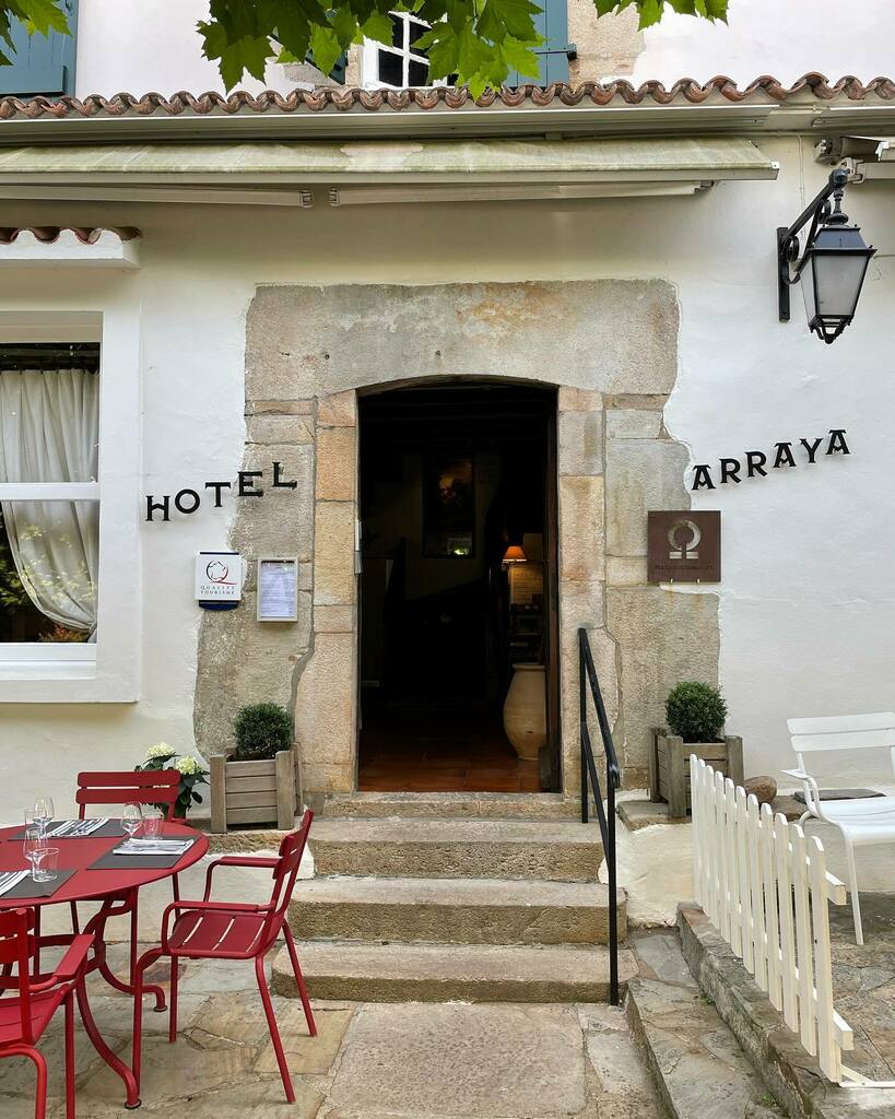 gillespudlowski's tweet photo. Un joli coup de cœur pour l’hôtel #arraya à #sare, le village de #ramuntcho @hotelarraya #lundesplusbeauxvillagesdefrance #lesplusbeauxvillagesdefrance #villagedecharme #hoteldecharme @les_collectionneurs_ @lesplusbeauxvillagesdefrance @paysbasque_touris… https://t.co/IDV8qEk471 https://t.co/DL6YMxsFF4