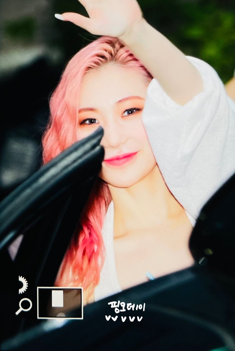 pinkday_jinny's tweet photo. 220617 퇴근

#SECRET_NUMBER #시크릿넘버 #JINNY #진희 @5ecretNumber https://t.co/arokocgarR