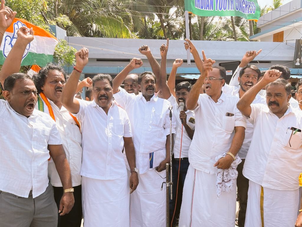 DhayaneshTNPYC's tweet photo. #இன்று_தலைவர் #ராகுல்_காந்தி அவர்களின் மீது தே���ையில்லா #குற்றசாட்டிற்கு #மத்திய_அரசுக்கு  எதிர்ப்பு தெரிவித்து #கன்னியாகுமரி_மாவட்டம் #வில்லுகுறியில் மாவட்ட தலைவர்  #K_T_உதயம் தலைமையில் @advjgprince முன்னிலையில் நடந்த கண்டன ஆர்ப்பாட்டத்தில் கலந்து கொண்டபோது. @TN_PYC @INCTamilNadu https://t.co/416X8eyO3c
