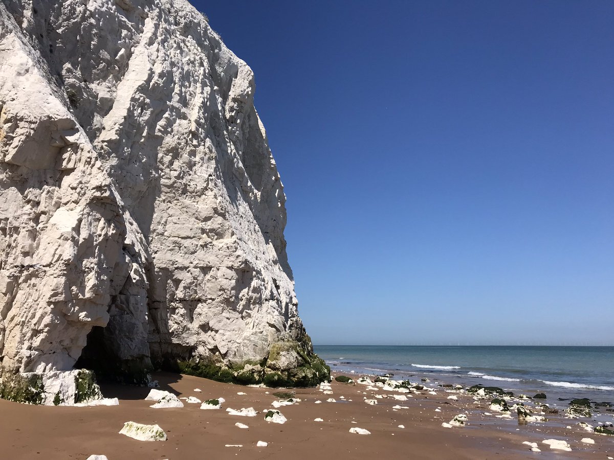 LawrenceKuglin's tweet photo. I’ve spent the week walking the coast of Thanet, with the lovely Broadstairs as my base. English seaside at its best! @RamblersGB @VisitKent https://t.co/bYT3YH3Gs2