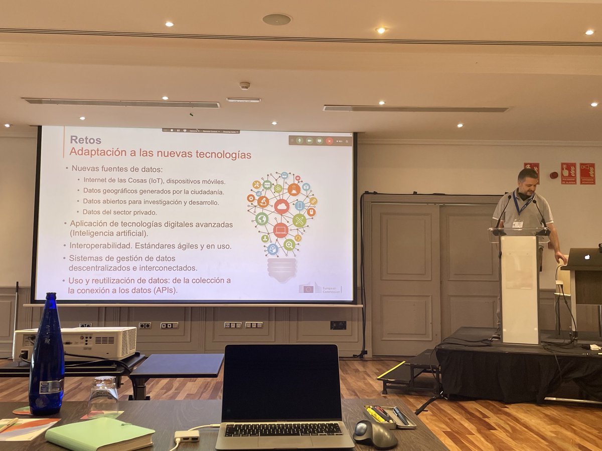 twitt_mfv's tweet photo. OGC evolua hacia APIs. Que pasa con #INSPIRE que recomenda los estandares del @opengeospatial? Jordi Escriu del JRC presenta como #INSPIRE tambien evolua. Seguimos iendo en la misma dirección @ILAF_OGC #OGCMM123 https://t.co/0lOU5iKoX7