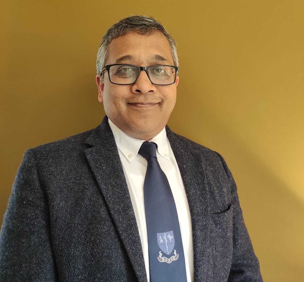 Congratulations #TeamStGeorges Professor Indranil Chakravorty who has been awarded an #MBE⬇️

Indranil's 25-year expertise in respiratory helped us through #Covid and he has dedicated himself to promoting a diverse and inclusive environment in healthcare

stgeorges.nhs.uk/newsitem/celeb…
