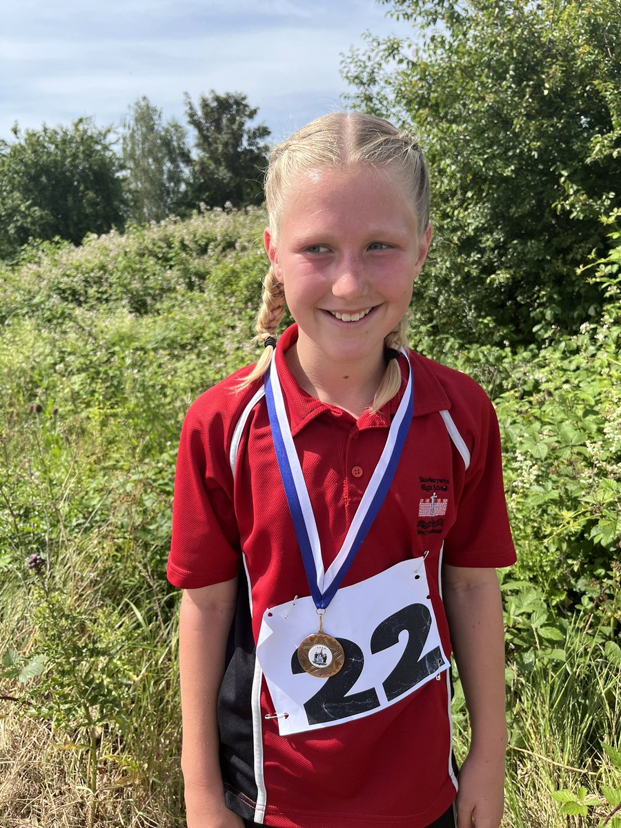 pe_shs's tweet image. More medals from the Borough as Eloise picks up a bronze medal in the year 7 girls 1500m 🥉🥉🥉