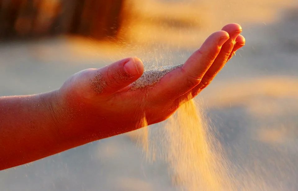 Vedere un mondo in un grano di sabbia
e un universo in un fiore di campo,
possedere l’infinito sul palmo della mano
e l’eternità in un’ora.

William Blake

#LaPoesiaDellaVita #CasaLettori