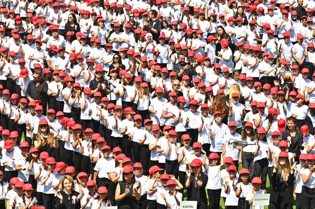 Cumhurbaşkanımız Sayın <a href="/RTErdogan/">Recep Tayyip Erdoğan</a>'ın teşrifleriyle  #karne dağıtım törenindeydik.

#İstanbul'umuzda
✅6.736 okulumuzda
✅2.921.813 öğrencimiz ve 
✅162.810 öğretmenimizle karne mutluluğunu paylaşıyoruz.

Sevgili çocuklar bol bol eğlenin, kitap okuyun, tatilinizin tadını çıkarın.