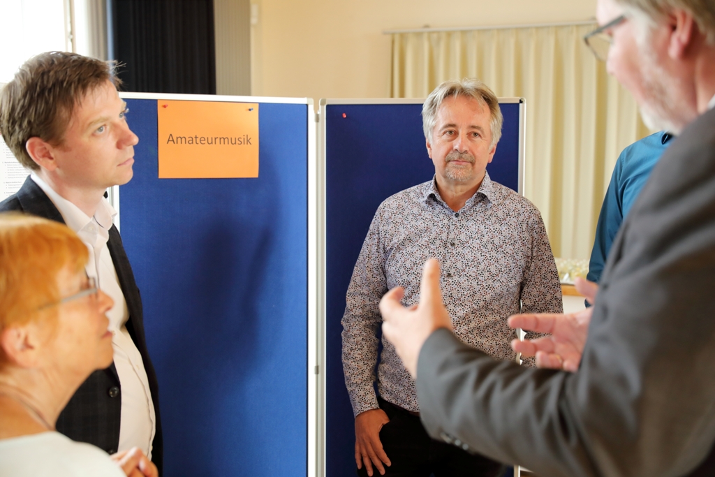 LMR_SH (@lmr_sh) on Twitter photo Abgeordneter <a href="/TobiasvdHeide/">Tobias von der Heide</a> der <a href="/SH_CDU/">CDU Schleswig-Holstein</a> im Austausch mit LMR Präsident Willi Neu und Vertreter der #Amateurmusik #SchleswigHolstein bei unserer Mitgliederversammlung im Kieler #Musiculum. Vielen Dank für den Besuch!
#MusikAusSH Abgeordneter <a href="/TobiasvdHeide/">Tobias von der Heide</a> der <a href="/SH_CDU/">CDU Schleswig-Holstein</a> im Austausch mit LMR Präsident Willi Neu und Vertreter der #Amateurmusik #SchleswigHolstein bei unserer Mitgliederversammlung im Kieler #Musiculum. Vielen Dank für den Besuch!
#MusikAusSH