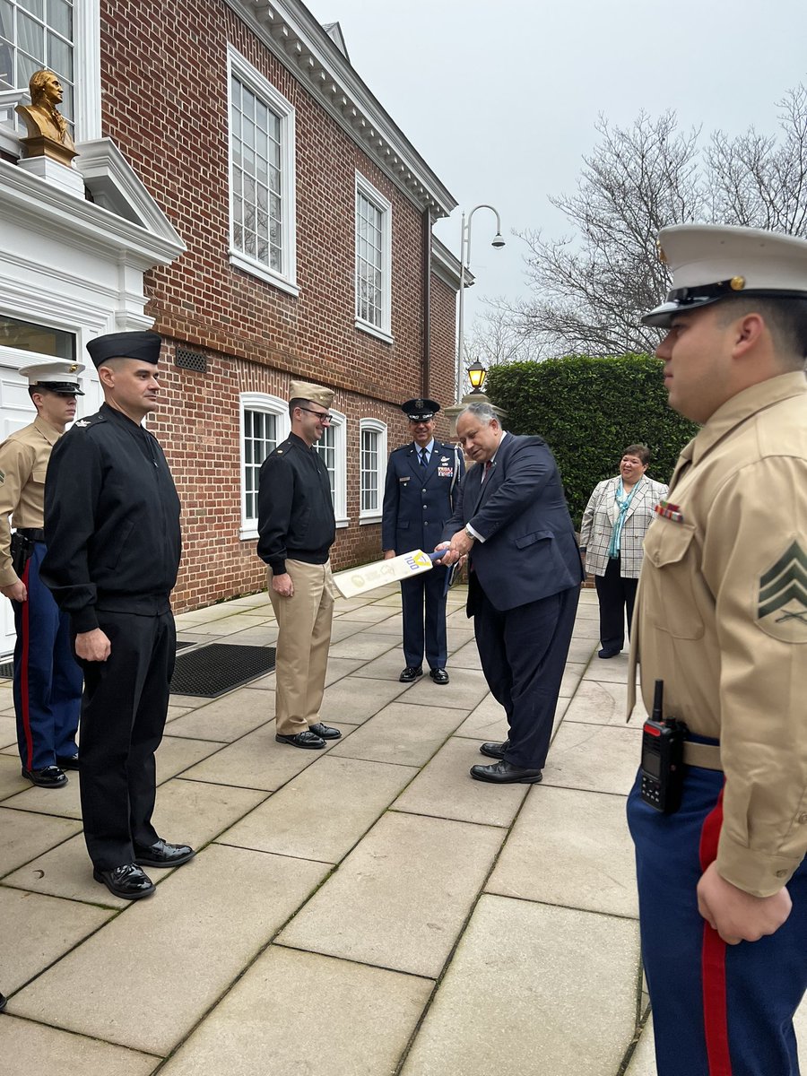 SecNavPhelan's tweet photo. Today I started off my first official visit to Australia 🇦🇺 by meeting the #MarineSecurityGuard detachment at the @USEmbAustralia in Canberra &amp; presenting an award to the field grade officer of the qtr! Thank you for your service! #SemperFi https://t.co/Z6IDrPZRni