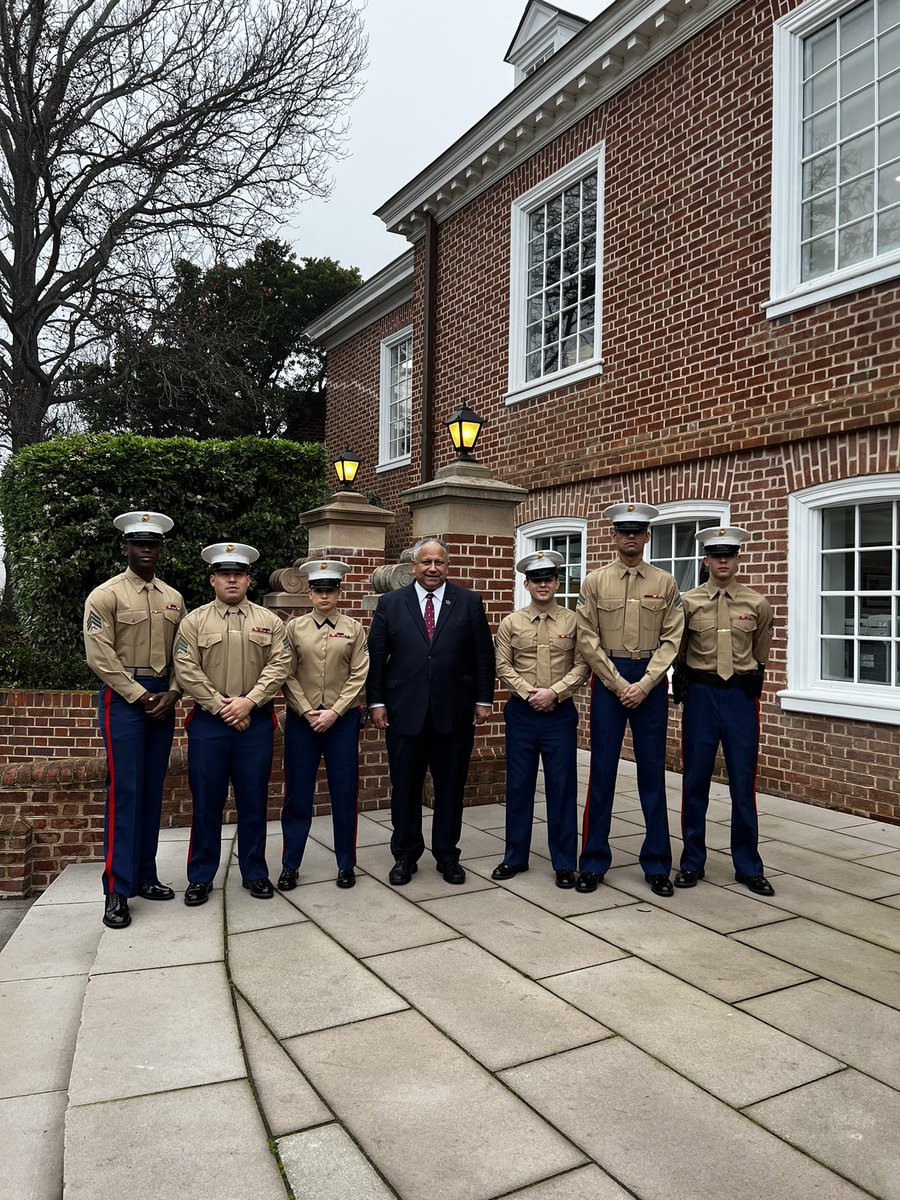 SecNavPhelan's tweet photo. Today I started off my first official visit to Australia 🇦🇺 by meeting the #MarineSecurityGuard detachment at the @USEmbAustralia in Canberra &amp; presenting an award to the field grade officer of the qtr! Thank you for your service! #SemperFi https://t.co/Z6IDrPZRni