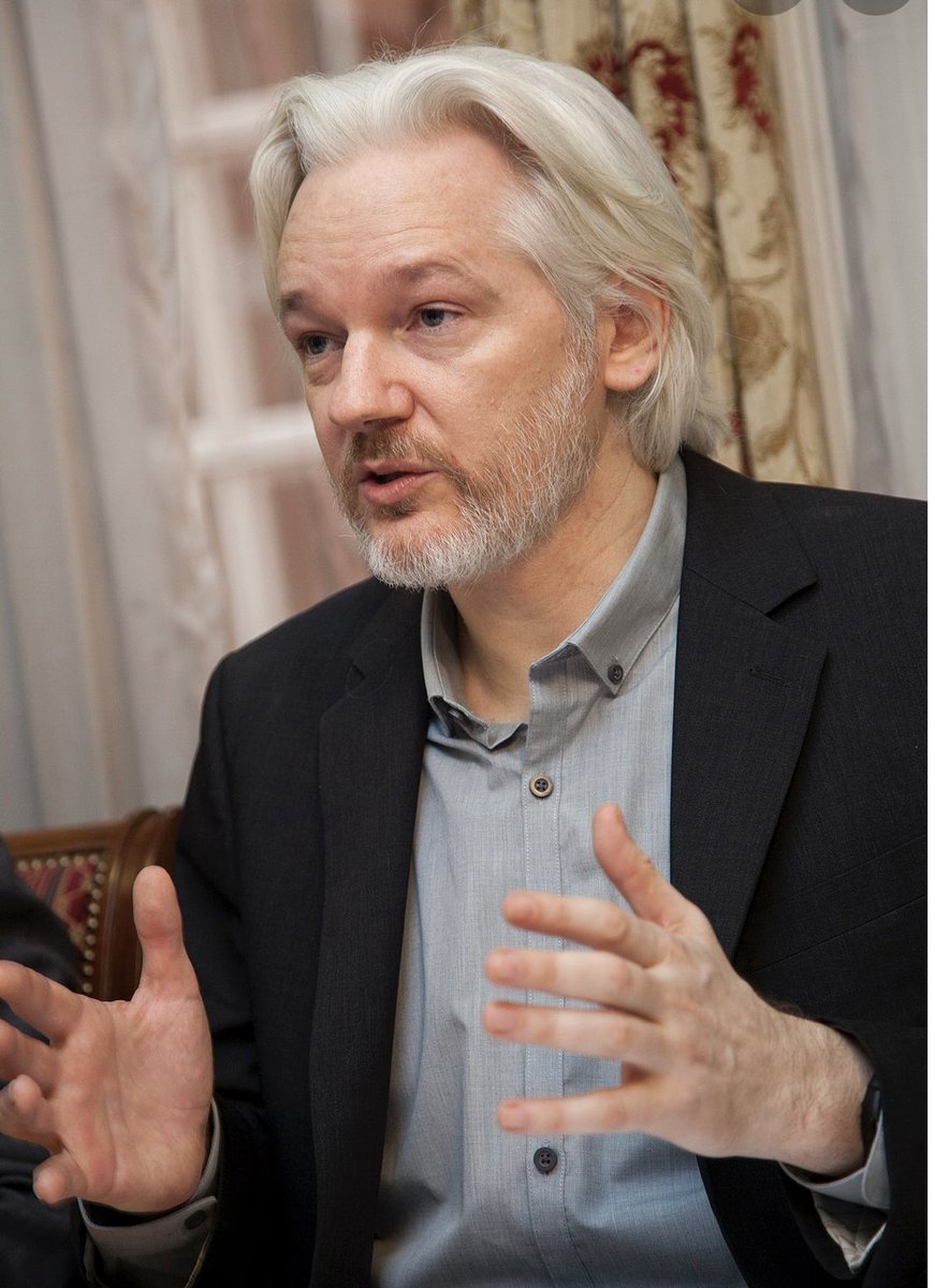 DiDonadice's tweet photo. Nell’Occidente libero la Gran Bretagna ordina l’estradizione di Julian Assange negli USA dove rischia 175 anni di carcere. #freeAssange https://t.co/B2NYTZmePi