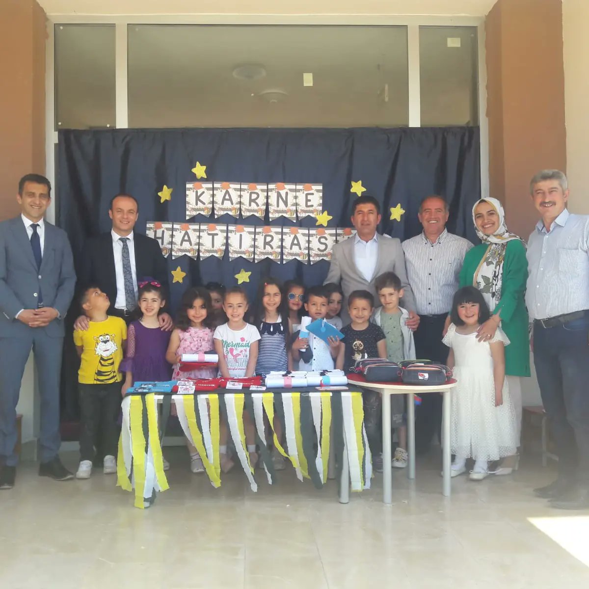ZaraKaymakamlik's tweet photo. İYİ TATİLLER ÇOCUKLAR

Kaymakamımız Sn. Meriç Dinçer, Belediye Başkanı Fatih Çelik ve İlçe Milli Eğitim M. Ümit Karakuş ile birlikte  2021-2022 Eğitim-Öğretim yılını tamamlayan Halil Çiftçi İlköğretim Okulu öğrencilerimizin karne sevincine ortak olarak çeşitli hediyeler verdi. https://t.co/lpWjAJY1Ei