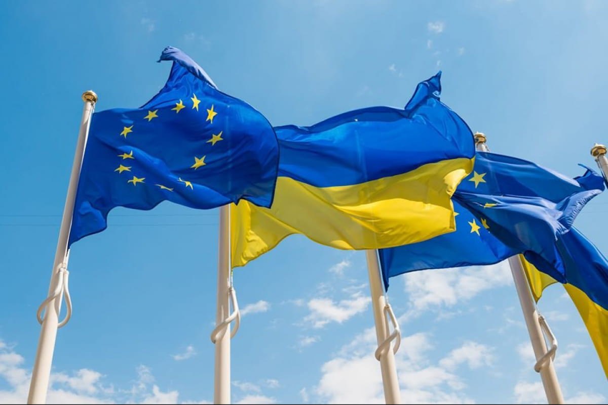 poroshenko's tweet photo. I welcome the approval by the @EU_Commission of the positive opinion on Ukraine's application for membership in the European Union with a clear recommendation for the leaders of the member states to grant the status of a candidate country to Ukraine #StandWithUkraine 🇪🇺🇺🇦 https://t.co/FqSaeVRoI3