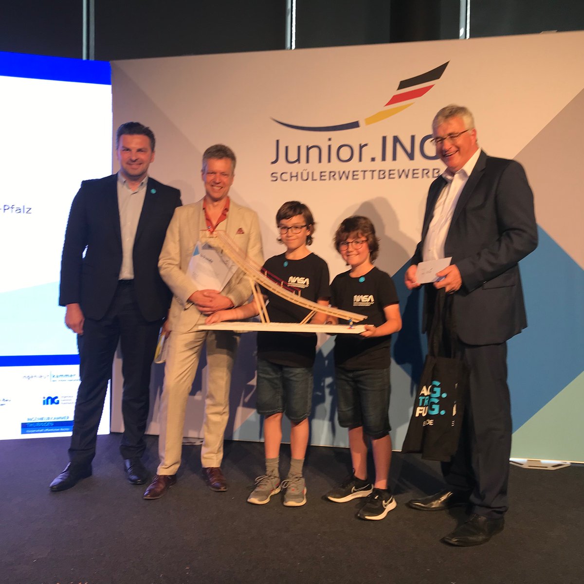 BIngKonline's tweet photo. Über den 1. Platz beim #Schülerwettbewerb #JuniorING bis Klasse 8 können sich in diesem Jahr Leonard Nalbach v. Gymnasium Hermeskeil u. Raphael Nalbach von d. Grundschule Malborn freuen! Herzlichen Glückwunsch an d. Team aus #Rheinland-Pfalz! #Nachwuchstalente #MINT #Zukunft https://t.co/aYXBSIuFmE