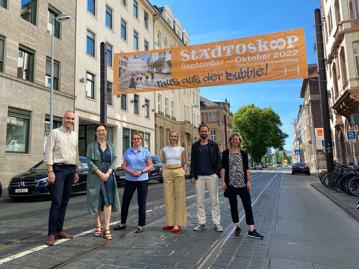 hannover's tweet photo. Im Herbst zieht das "Städtoskoop", ein mobiler Kulturort, durch Hannover. Auf diese Intervention im öffentlichen Raum weist ein Banner hin, das OB @belitonay &amp; Kulturdezernentin Konstanze Beckedorf heute auf der Prinzenstraße präsentiert haben: https://t.co/TfOt04e2XS https://t.co/1FiM0ylwQA