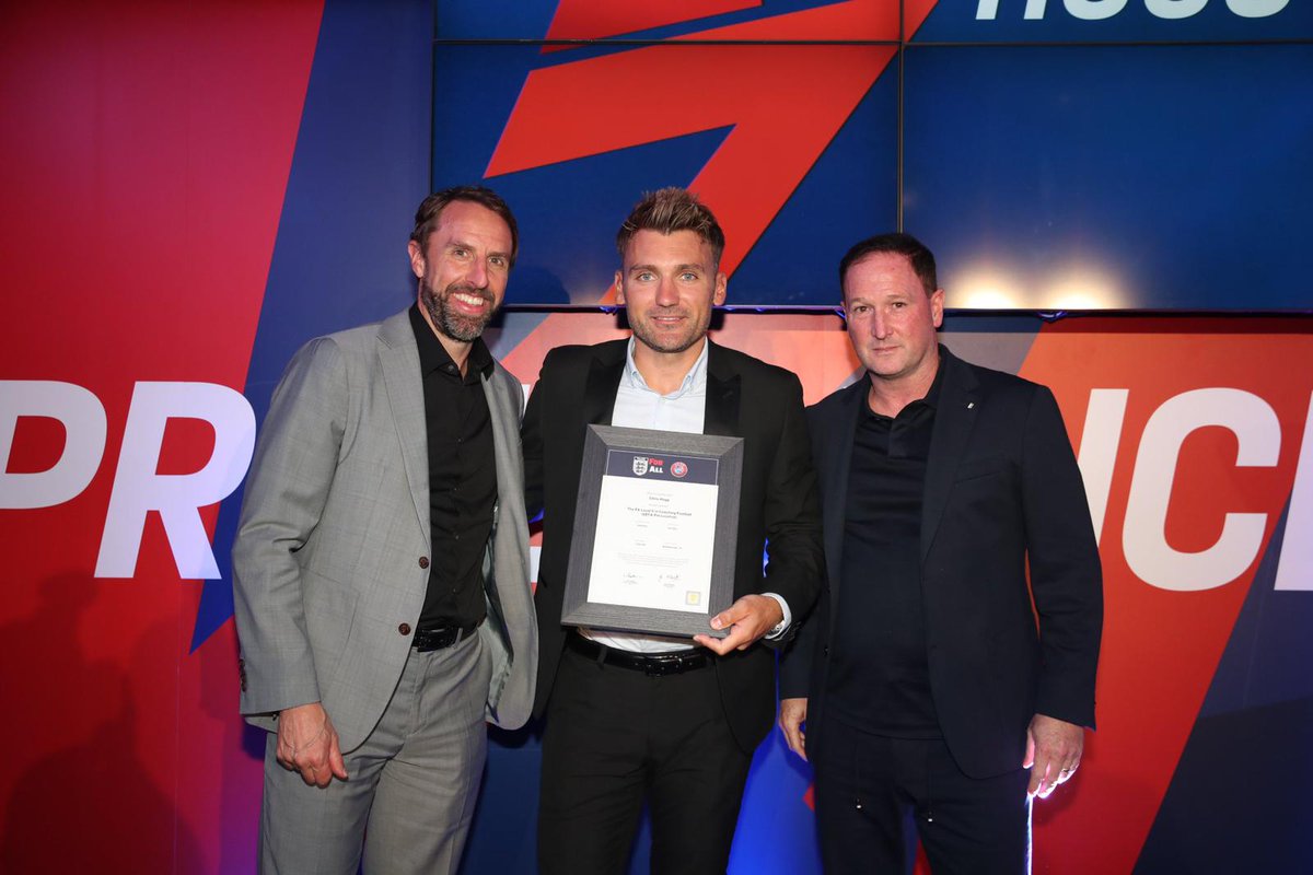 MKDonsFC's tweet image. Congratulations to #MKDons Assistant Head Coach Chris Hogg for completing his #ProLicence and graduating in @EnglandFootball’s Class of 2022 👏