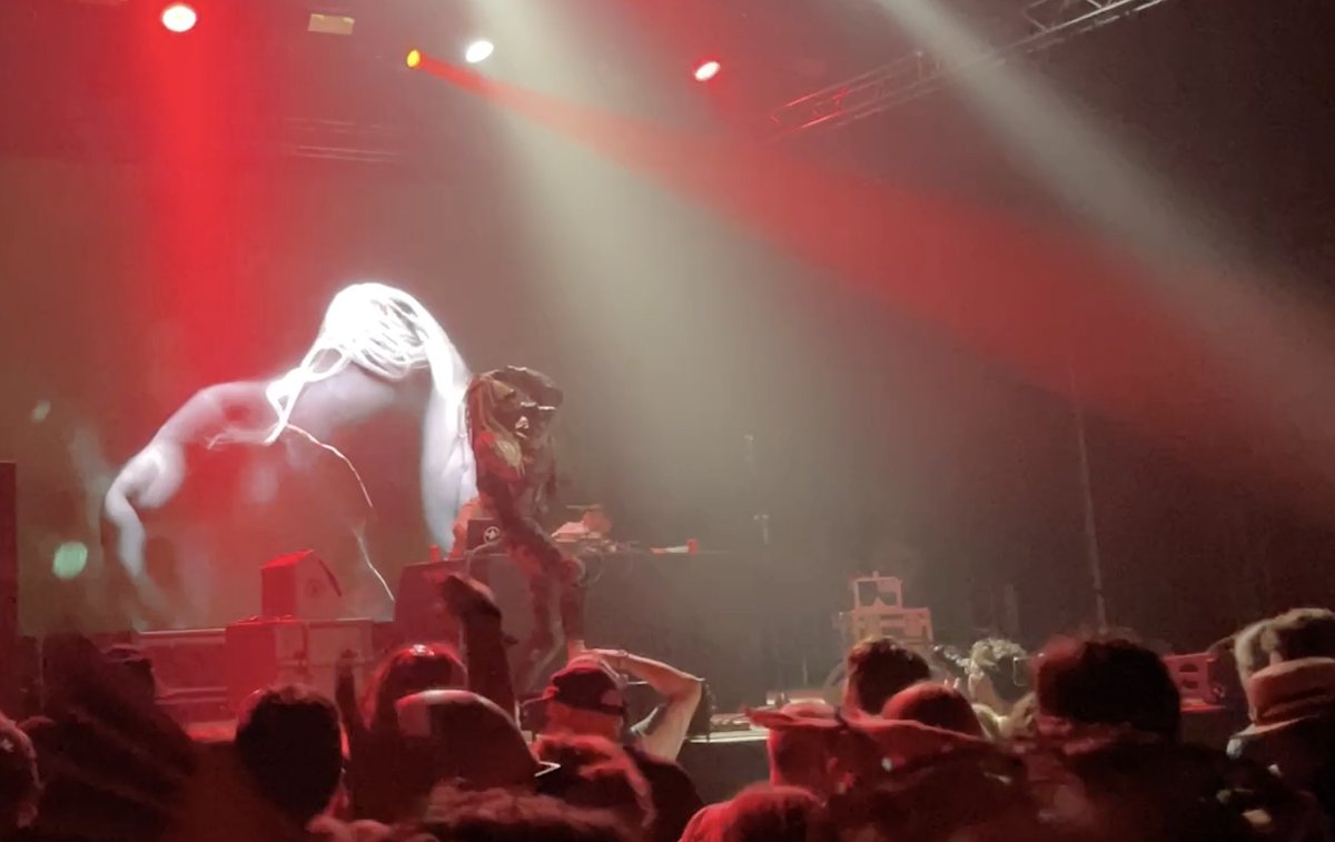 Arrancamos <a href="/SonarFestival/">Sónar</a> día 1 con este súper directo de 
<a href="/Paranoid_London/">Paranoid London</a> con las visuales de <a href="/bobjaroc/">bob jaroc</a> (habitual colaborador de <a href="/FatboySlim/">Fatboy Slim</a>)