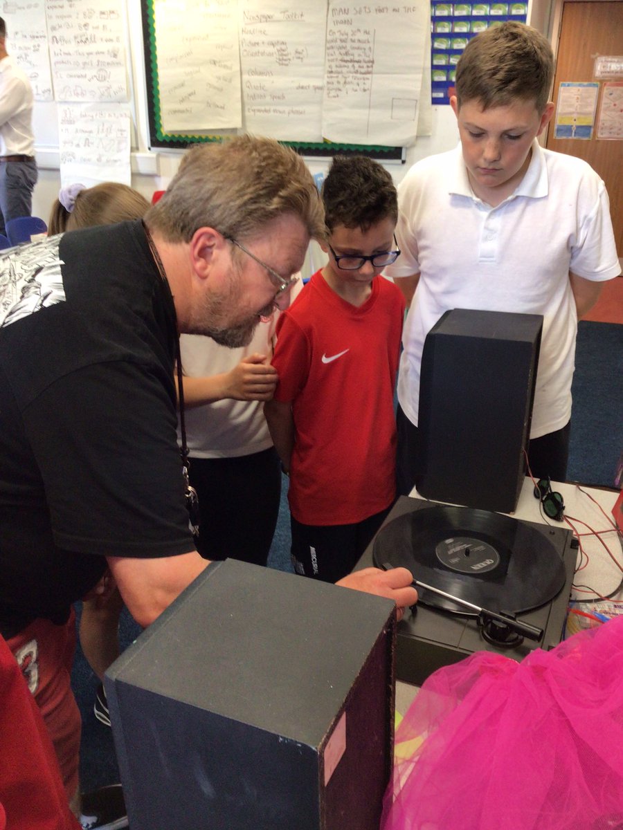 YsgolTycroes's tweet photo. Diolch Mr Williams for showing us how records work and for playing the 1963 Beatles single ‘She loves you’ and many other great songs! #YGTEXP #YGTHUM #YGTHCI https://t.co/HsMHBVciyt