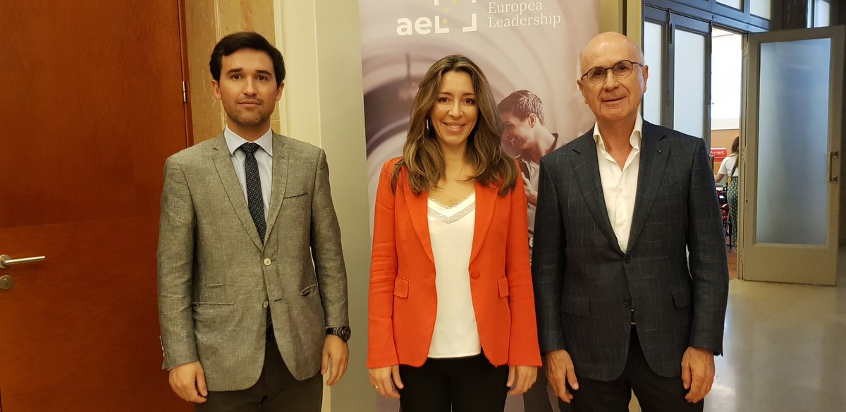 SE_Comercio's tweet photo. La @SE_Comercio participa en una jornada formativa en @aeleadership_eu para explicar la importancia del comercio internacional. Xiana Méndez ha abordado la  la política comercial de la UE basada en la autonomía estratégica abierta, los acuerdos bilaterales y los retos de futuro. https://t.co/vqCBBsGenr