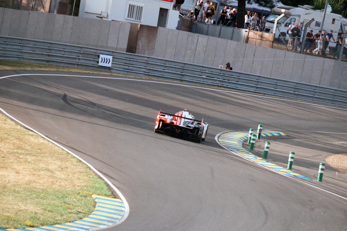 jeandlfsse's tweet photo. 24h of Le Mans on cinestill 400d #analog https://t.co/QDKt4VMB9O