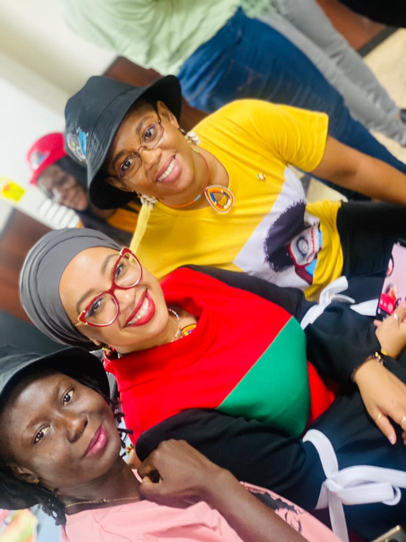 SimaMarietou's tweet photo. Sooo happy to meet m'y dear #Nadiaahmedabdalla.♥️❤️♥️❤️
Elle est l'incarnation du féminisme..💪💪💪
#ISpeak4Myself 
#ispeak4women
#Sheleads https://t.co/gi1QQ2IHPA