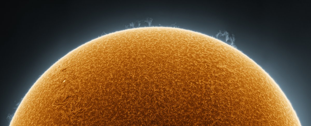 RMGreenwich's tweet photo. It’s a scorcher today 🔥 #heatwave

This blazing image of the Sun was taken by Siu Fone Tang. 

See this image – and more – in our Astronomy Photographer of the Year exhibition. 

Book tickets: https://t.co/GeZXxbVcjD 

📸 Rising Sun in False Colour by Siu Fone Tang

#APY13 https://t.co/PVkHwIteQq