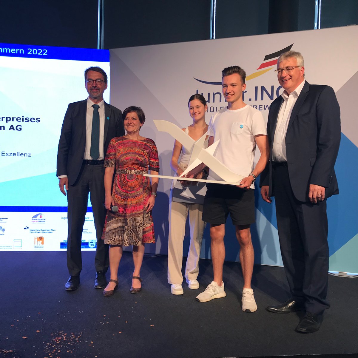 BIngKonline's tweet photo. Dipl.-Ing. Ellen Petersson von @DB_Bahn überreicht d. Sonderpreis für ein besonders innovatives Team in diesem Jahr an Maja Augustin u. Gabriel Bock von d. HOGA Schulen in Dresden. Wir gratulieren! #Schülerwettbewerb #JuniorING #MINT #WerdeBauingenieurin #WerdeBauingenieur https://t.co/Kivs1xxv2C