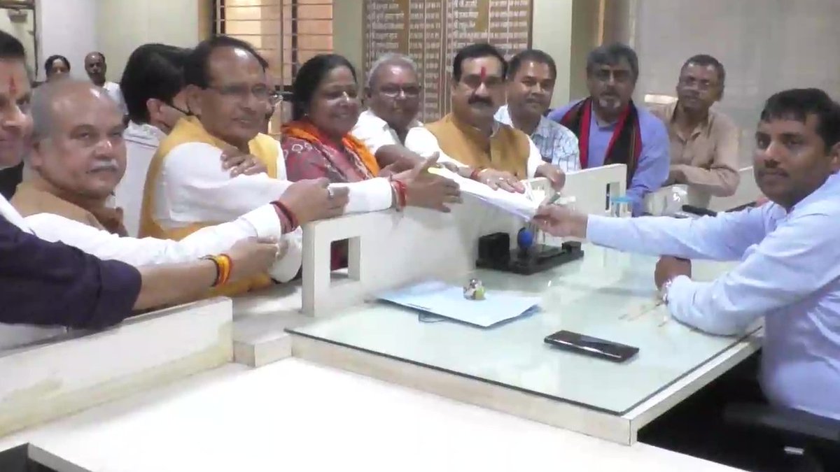 newsindia24x7_'s tweet photo. मध्य प्रदेशः बीजेपी मेयर कैंडिडेट सुमन शर्मा ने ग्वालियर में अपना नामांकन दाखिल किया। इस दौरान मध्य प्रदेश के सीएम शिवराज सिंह चौहान भी मौजूद रहे।
#MPMayorElection #SumanSharma #newsindia24x7_
@ChouhanShivraj @drnarottammisra @BJP4India @BJP4MP https://t.co/IUaO8gr9CB