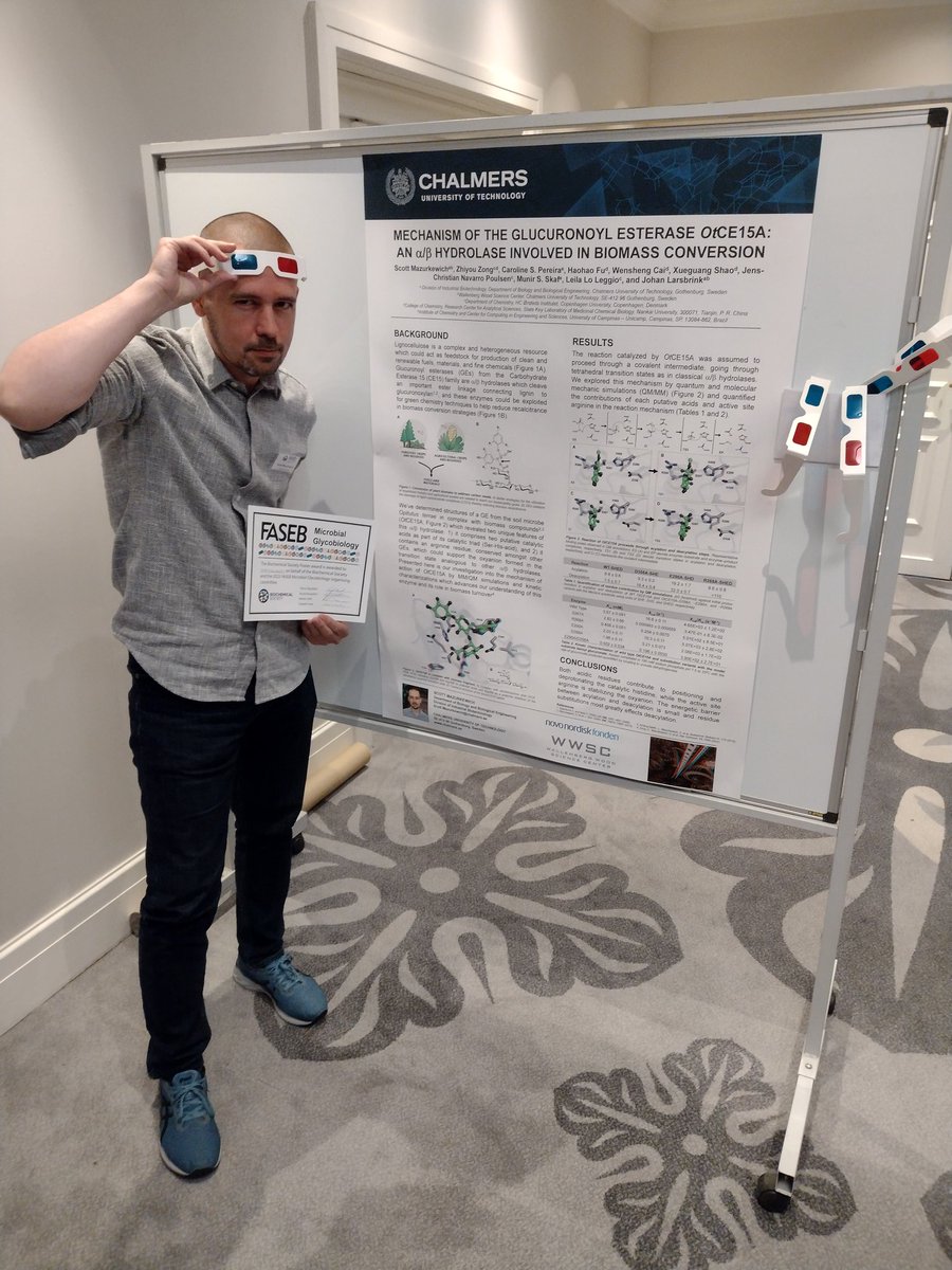 Poster winner with his fancy 3D-glasses! 🏆 Big congrats to Scott @FASEBMicroGlyco