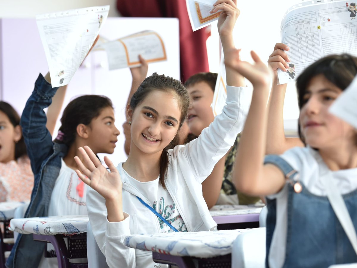 tcmeb's tweet photo. 🛎️Tatil zili bugün çaldı.

Yaklaşık 18 milyon öğrenci, 1 milyon öğretmen ve milyonlarca velinin karne heyecanı yurdun dört bir yanında yaşandı.

Öğrencilerimizin mutluluk ve heyecanını yürekten paylaşıyor, keyifli bir tatil geçirmelerini diliyoruz.

#KarneSevinci https://t.co/kd228EJVzT