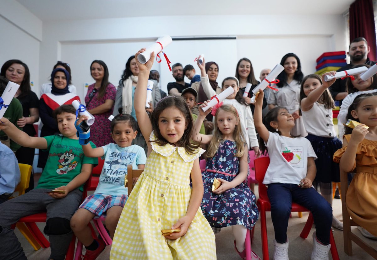 tcmeb's tweet photo. 🛎️Tatil zili bugün çaldı.

Yaklaşık 18 milyon öğrenci, 1 milyon öğretmen ve milyonlarca velinin karne heyecanı yurdun dört bir yanında yaşandı.

Öğrencilerimizin mutluluk ve heyecanını yürekten paylaşıyor, keyifli bir tatil geçirmelerini diliyoruz.

#KarneSevinci https://t.co/kd228EJVzT