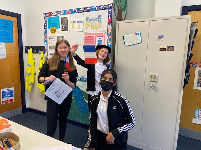 LAModLangs's tweet photo. S2 French forming present tense "er" verbs and some making a TikTok! 🇨🇵 #TeamLinAc https://t.co/bCzylDr6I8