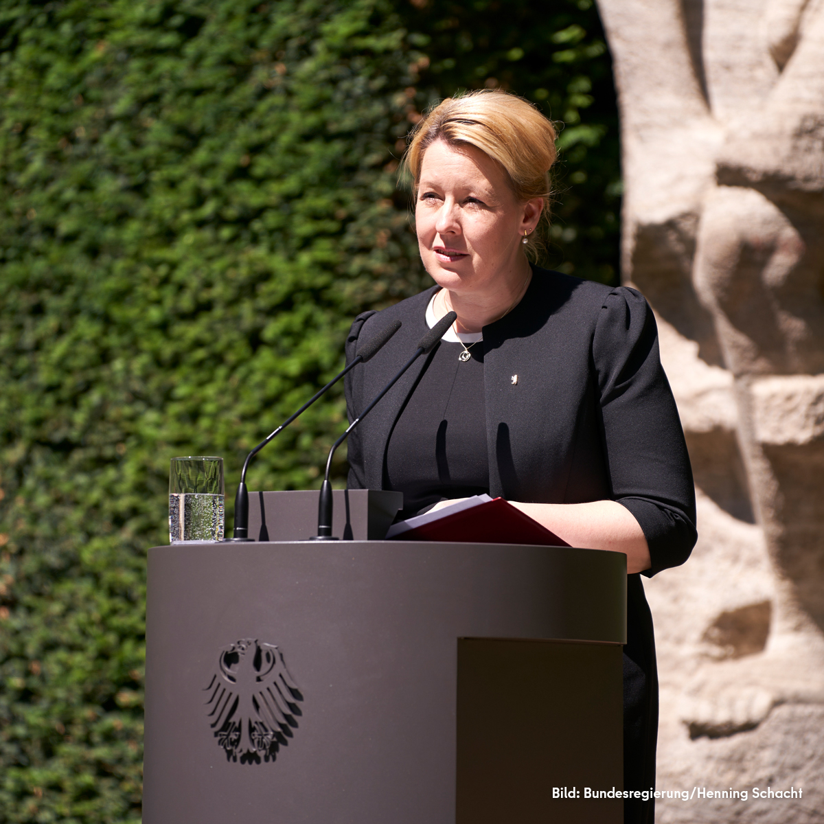 RegBerlin's tweet photo. „Wir denken vor dem Hintergrund unserer Geschichte auch an die Gegenwart und an den russischen Angriffskrieg gegen die Ukraine. Auch dort geht es heute um die Werte des 17. Juni. Und auch dort opfern Menschen dafür ihr Leben“, so die Reg. Bürgermeisterin @FranziskaGiffey. #Juni17 https://t.co/nd4rhFp4rW