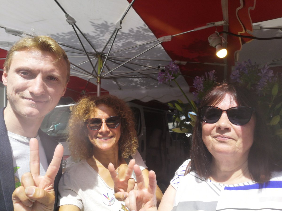 Ce matin sur le marché de Saint Genis Laval dans la #circo6910 !

Les gens sont contents de nous voir au second tour !

Un seul mot d'ordre : dimanche #VaVoterNUPES !

Jusqu'à qu'à la Victoire ! ✌️
#legislatives