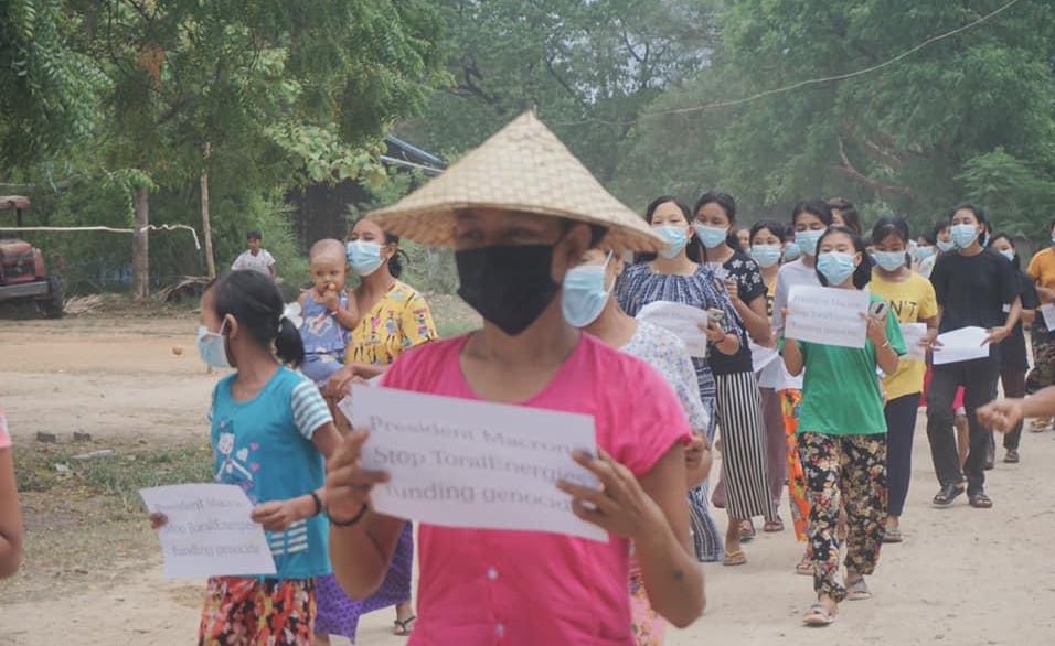 Pikachu65305928's tweet photo. Pro-democracy people from a village of #Ayadaw Twp, #Sagaing , staged a marching strike to call @EmmanuelMacron @TotalEnergies #FreezePaymentsToJunta and oppose the #MilitaryDictatorship on June 17.

#2022Jun17Coup  
#NoExemption           
#WhatsHappeningInMyanmar https://t.co/Fi0IMl6FGk