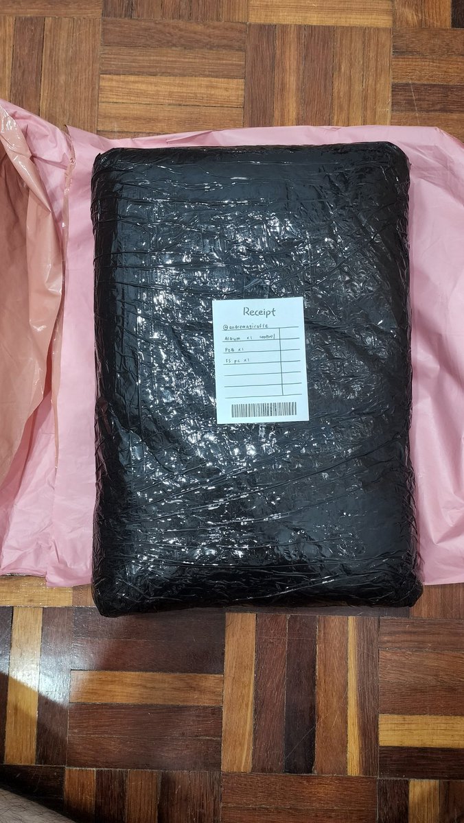 simpleminion's tweet photo. hey besties, so I got my FTS album from @Keikeu__ and it arrived in good condition!
Lemme tell yall, one thing about them is that they COM👏MU👏NIC👏ATE!!!! We love 🫶 and also they care a lot abt packaging safety, so y'all can trust, purrr
once again, thanks! #keikeufeedbacks https://t.co/SQwVgyZVXv