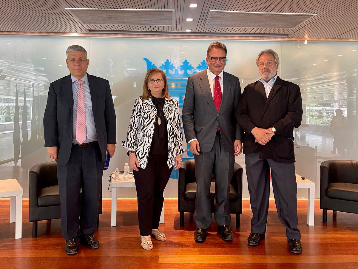 CeminenlaRed's tweet photo. Nuestros presidente, Gerardo Rodríguez-Acosta y secretaria, Mercedes García-Vilanova, junto con Andrés Jiménez Director del Área de Seguridad y Justicia de la Oficina del Defensor del Pueblo.

Seguimos luchando por los Derechos de los NIÑOS 👧🧒🏽👶🏻 https://t.co/4B92ntYjgV