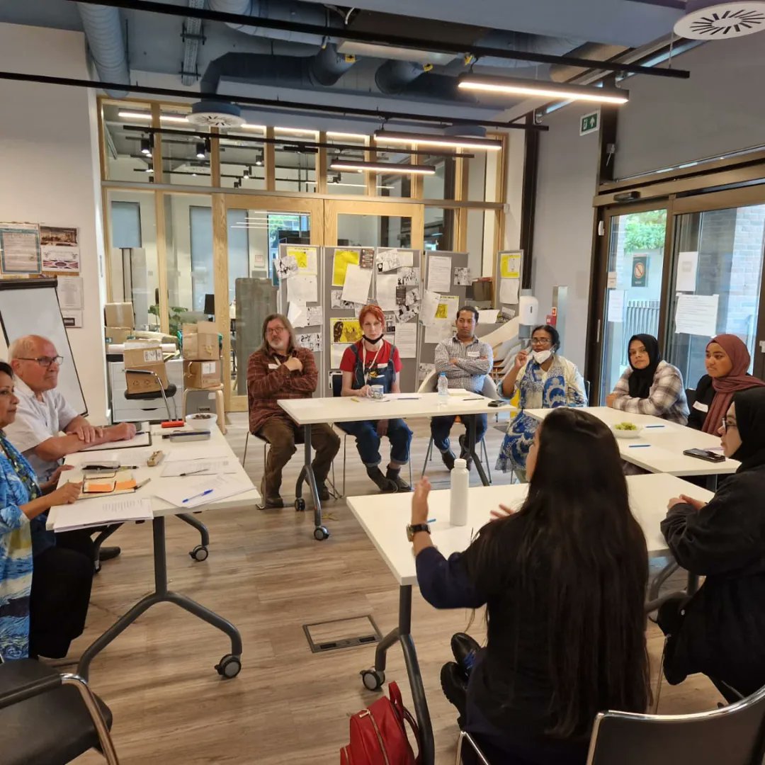 bbpc_poetry's tweet photo. We are halfway through our Translation Circle workshop series! The conversations ranged from the definition of a dew drop to the socioeconomic landscape of Igboland! Next week, Bangla from @LipiHalder @ToynbeeHall, Urdu from @Maliha_Haider @_TheWhitechapel
https://t.co/KYV002f7Vy https://t.co/AhBd3qg9uE