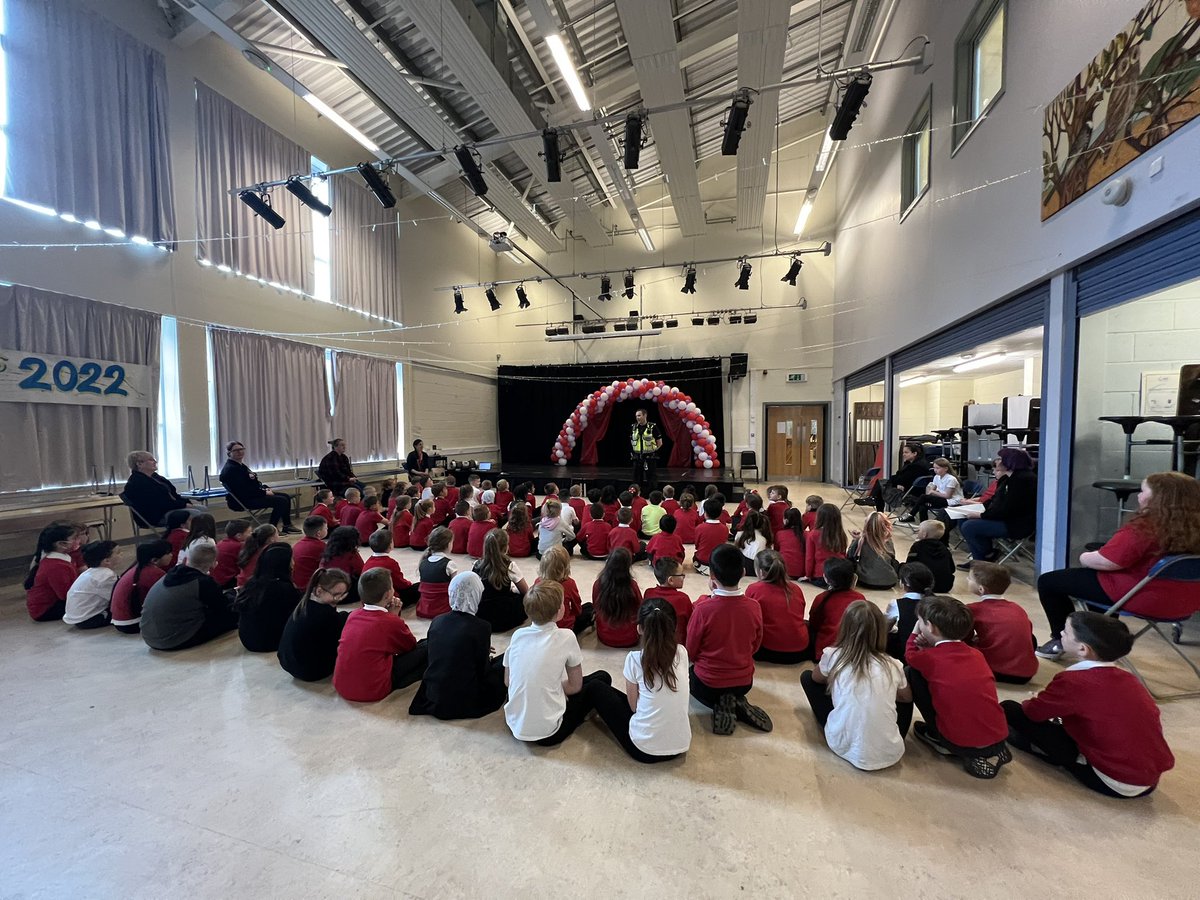 Thank you <a href="/Mr_DHenderson/">Mr Henderson</a> for organising PC Cairns from @BTPWestScot <a href="/BTPScotland/">BTP Scotland</a> to come in and remind all the children <a href="/CleevesPS/">Cleeves Primary School</a> how to keep safe, especially around train lines! Find out more at networkrail.co.uk/communities/sa… #safetyfirst