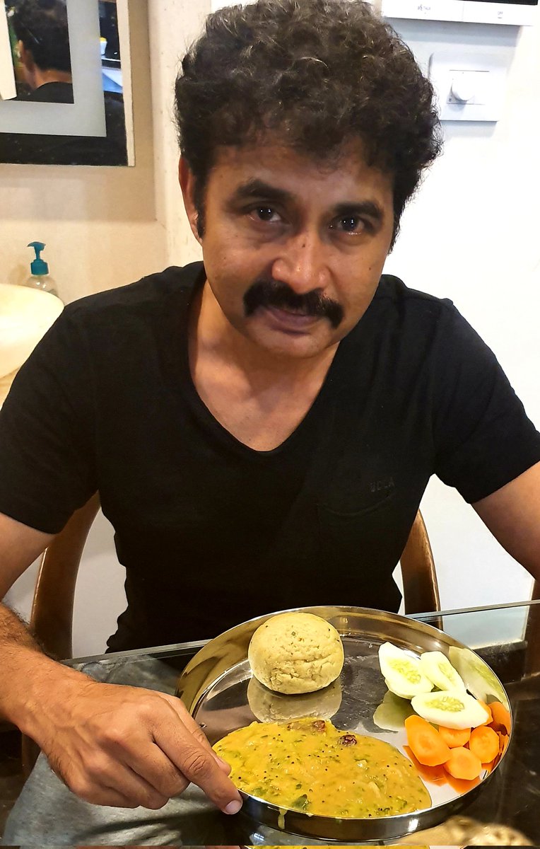 realSharaan's tweet photo. ಇವತ್ತು ನಮ್ಮನೆಯಲ್ಲಿ ಒಂದು special ತರಹದ ಆರೋಗ್ಯಕರ ಮುದ್ದೆ.... ಯಾವುದರಿಂದ ತಯಾರಿಸಿರಬಹುದು?? 🤔

#KarnatakaCusine #Foodie https://t.co/3vUhkzX9f8