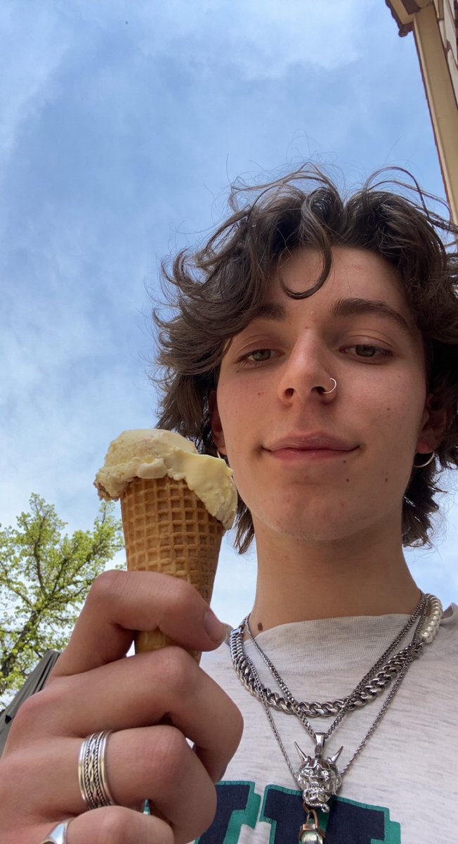 raphi mit eis weil er musste neuen twitter machen