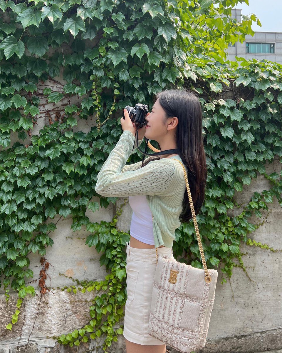 it is the middle of june and the world is filled with sunshine. my heart is full of summer, the type that makes me feel in cloud nine. i am the summer and summer is me. 🌱