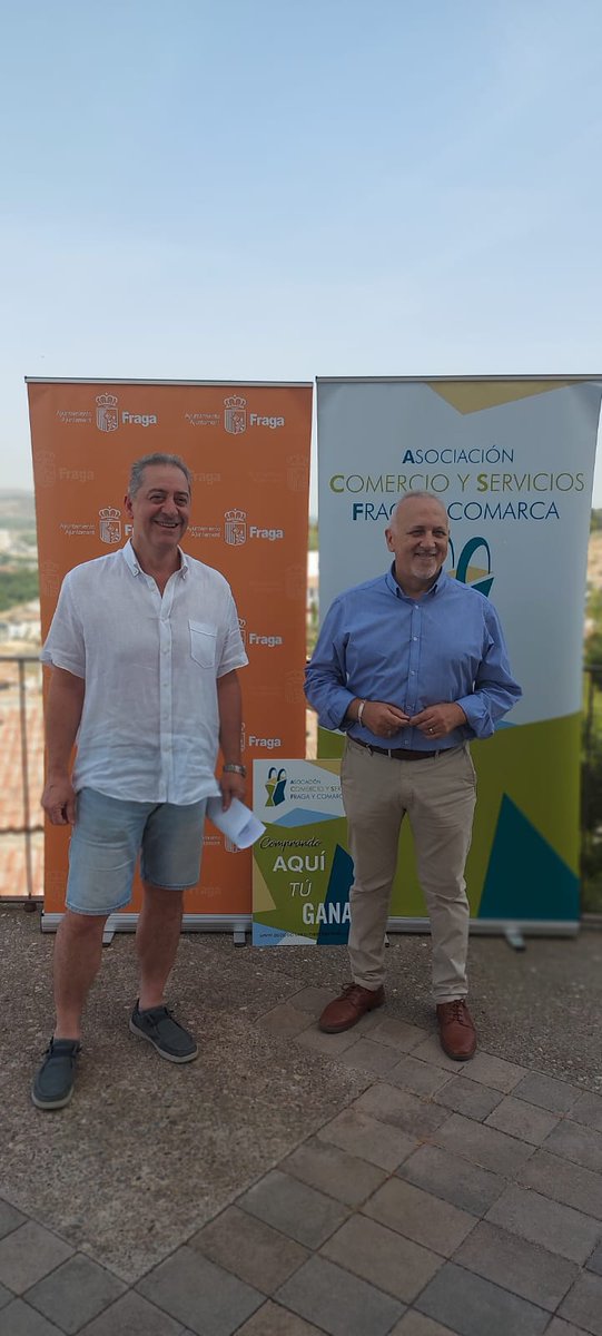 FragaAyto's tweet photo. 🛍 | COMERCIO
Hoy hemos presentado la 'XV Semana del Comercio' junto a @comerciofraga
📅 Del 21 al 29 de #junio no te pierdas las formaciones, 'Shopping Night', descuentos y música en #FRAGA 👏👏
#Comercio #ComercioFraga #EntreTodos https://t.co/K2FPfsEPmx