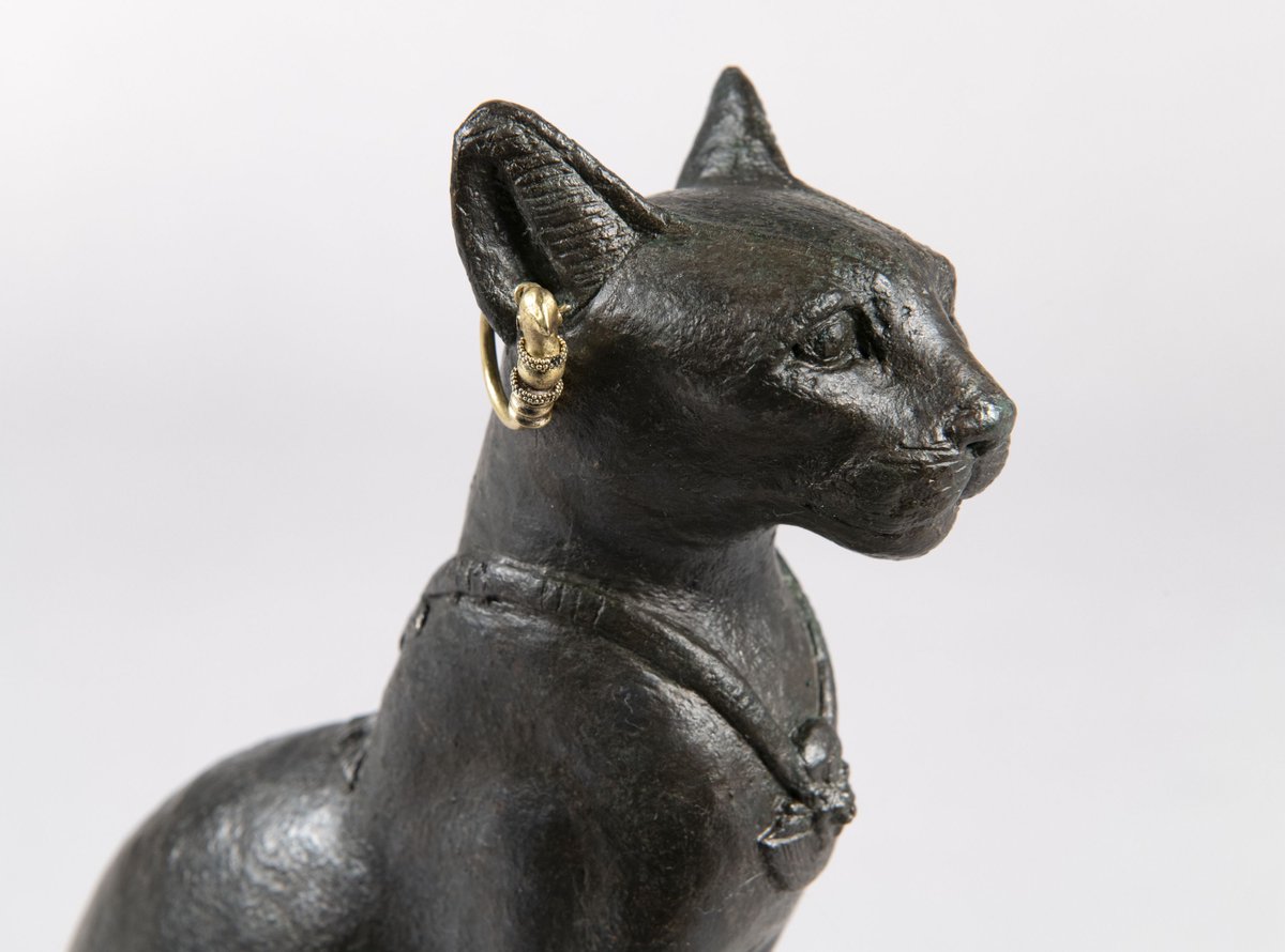 😻 Le chat est l’un des plus importants et des plus estimés animaux de la terre des pharaons.  

Dans l’#ExpoChampollionBnF c.bnf.fr/PuT, retrouvez une statuette en bronze de la déesse Bastet sous forme d’une chatte assise : medaillesetantiques.bnf.fr/ws/catalogue/a…