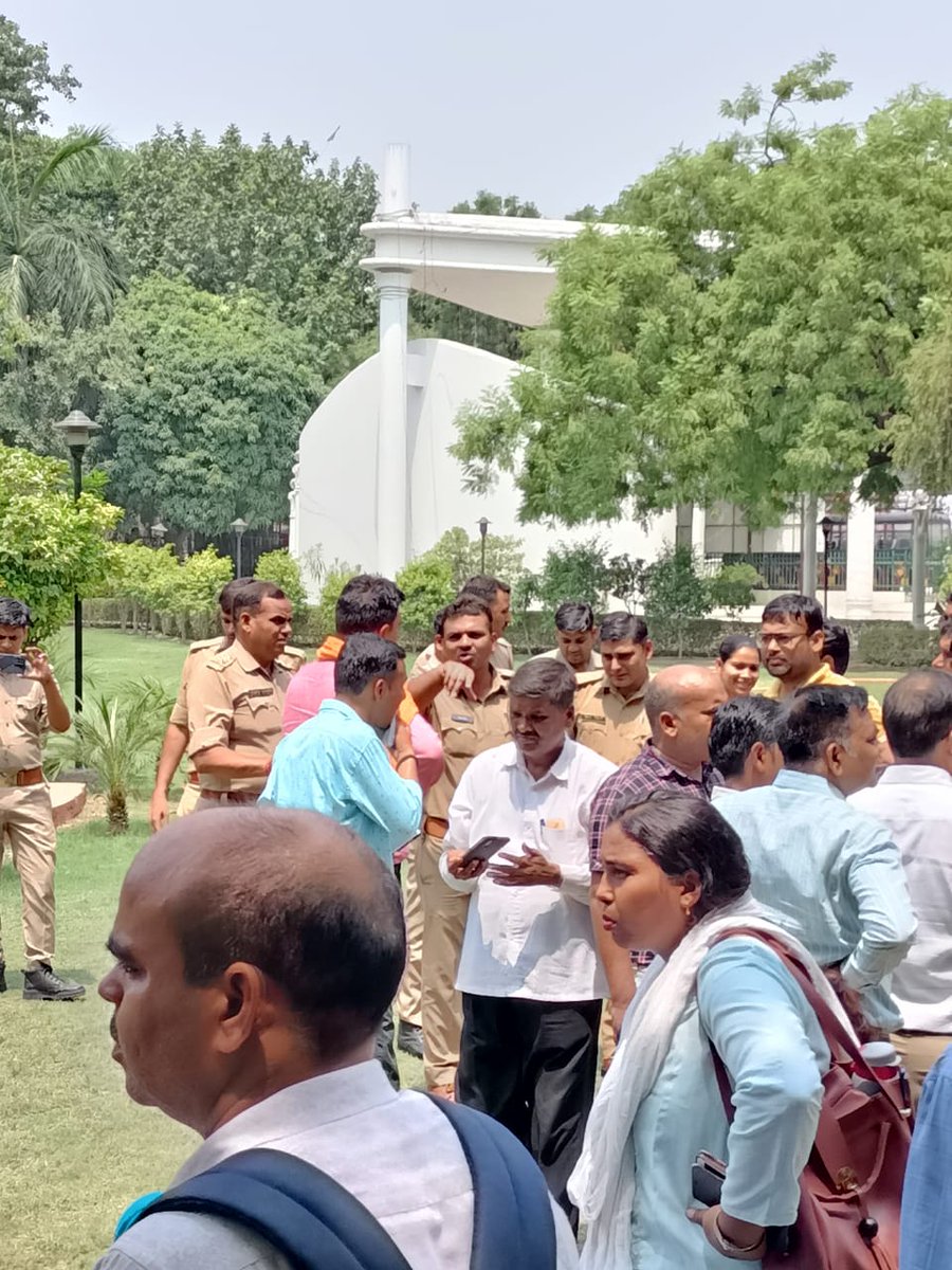 #AspirationalteacherTransfer
महोदय,
1.आकांक्षी जनपद हेतु आवेदन करने वाले को बिना शर्त ट्रांसफर कर दिया जाय
2.आकांक्षी जनपद से आकांक्षी जनपद में जाने को खुली छूट दी जाय
3.आकांक्षी जनपद वालों का ट्रांसफर साधारण जनपद से दोगुना/तिगुना किया जाय
<a href="/myogiadityanath/">Yogi Adityanath</a>
