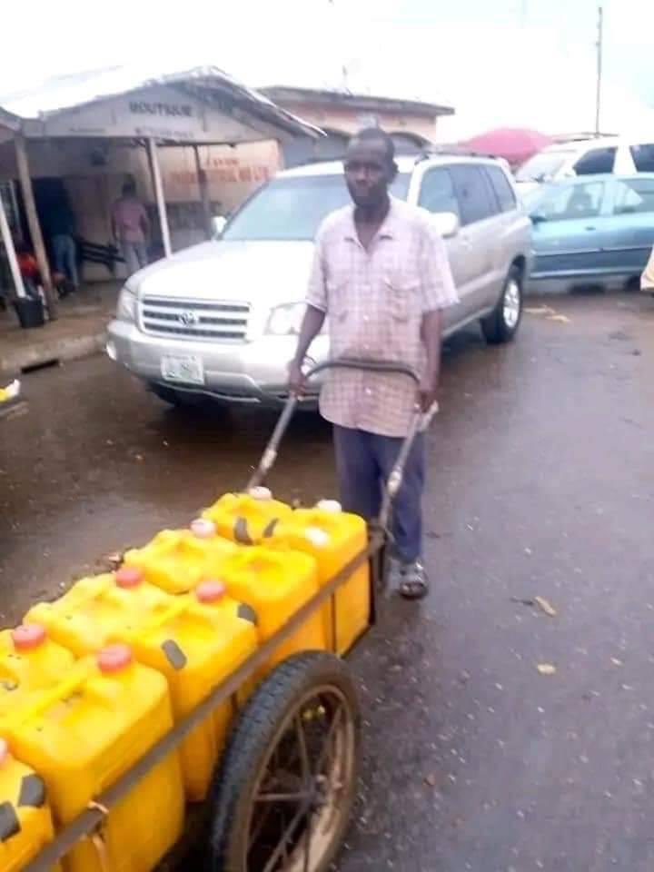 _hafsat_paki's tweet photo. This is kawu malami, a graduate of maiduguri state university 
Malami studied agricultural and environmental resources engineering but is now selling water in taraba state for survival,
His certificate is in d thread, pls rt so we can find his helper 🥺🤲 https://t.co/Ct9RDjZSkT